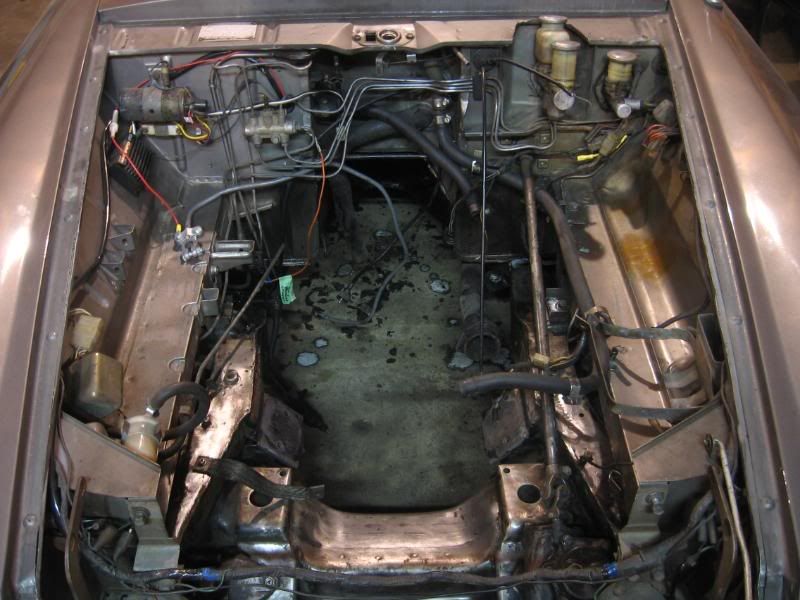 http://i71.photobucket.com/albums/i149/nearandfargrover/Datsun%20Sports%202000/EngineBay.jpg