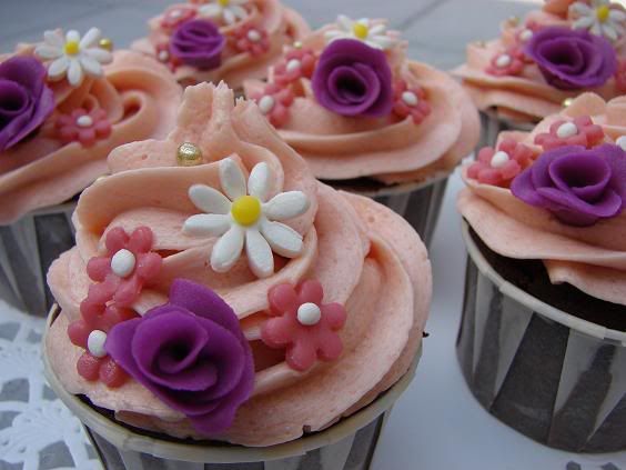 http://i71.photobucket.com/albums/i152/Marielle98/Cupcake2.jpg
