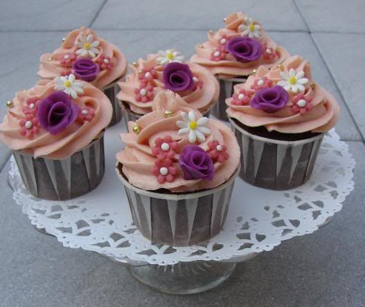 http://i71.photobucket.com/albums/i152/Marielle98/Cupcake3.jpg
